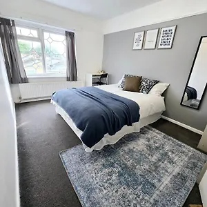 Beautiful In Prime Location! Guest house London